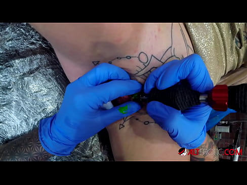 ❤️ Mrembo mwenye tatoo nyingi sana Sully Savage alijichora tattoo kwenye kisimi chake ☑  ﹏